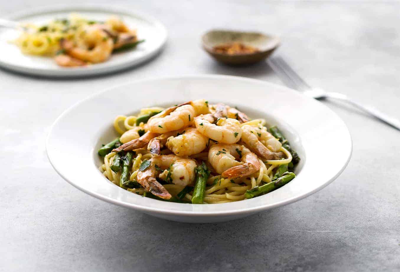 Garlic Butter Shrimp Scampi Pasta with Asparagus + Rubbermaid