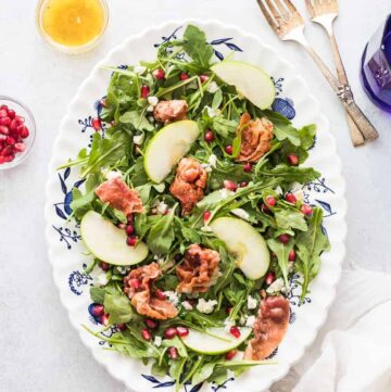 arugula salad with gorgonzola chees, prosciutto and white wine vinaigrette