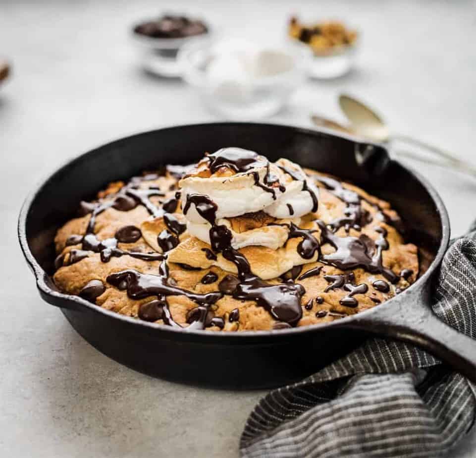 skillet chocolate chip cookie