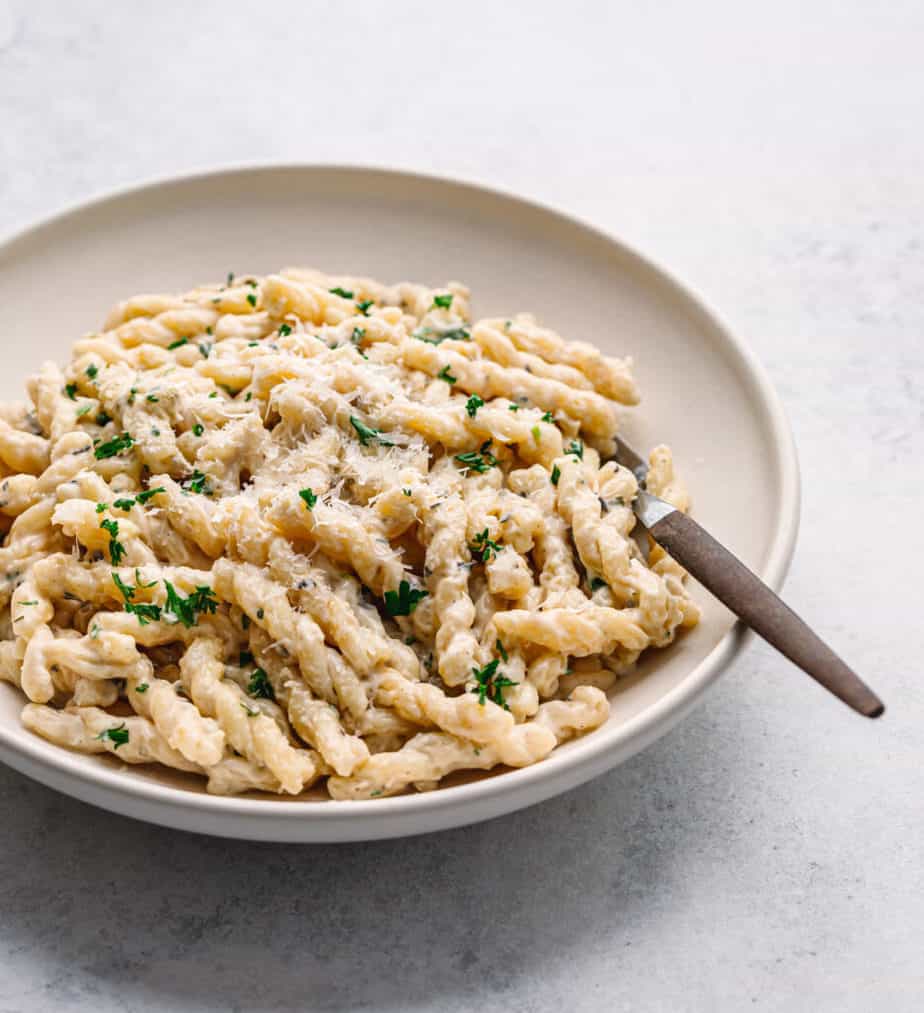 white-sauce-pasta-creamy-and-garlicky-with-recipe-video-posh