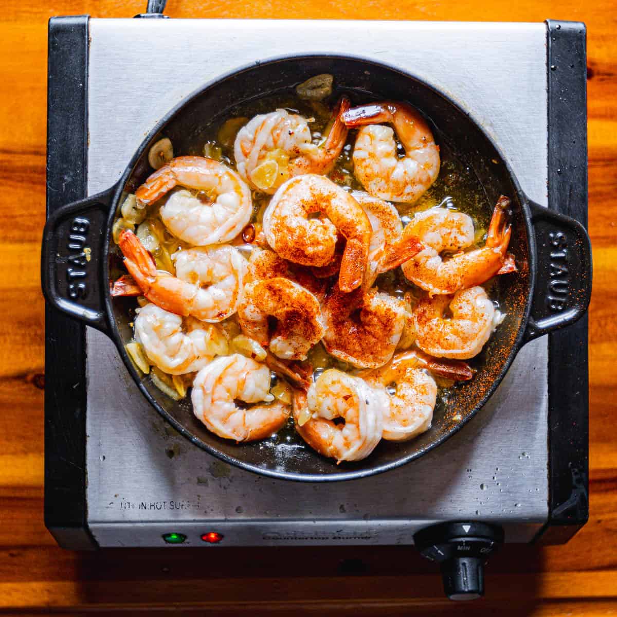  Turn off the heat, then sprinkle fresh chopped parsley and lemon zest over the shrimp.