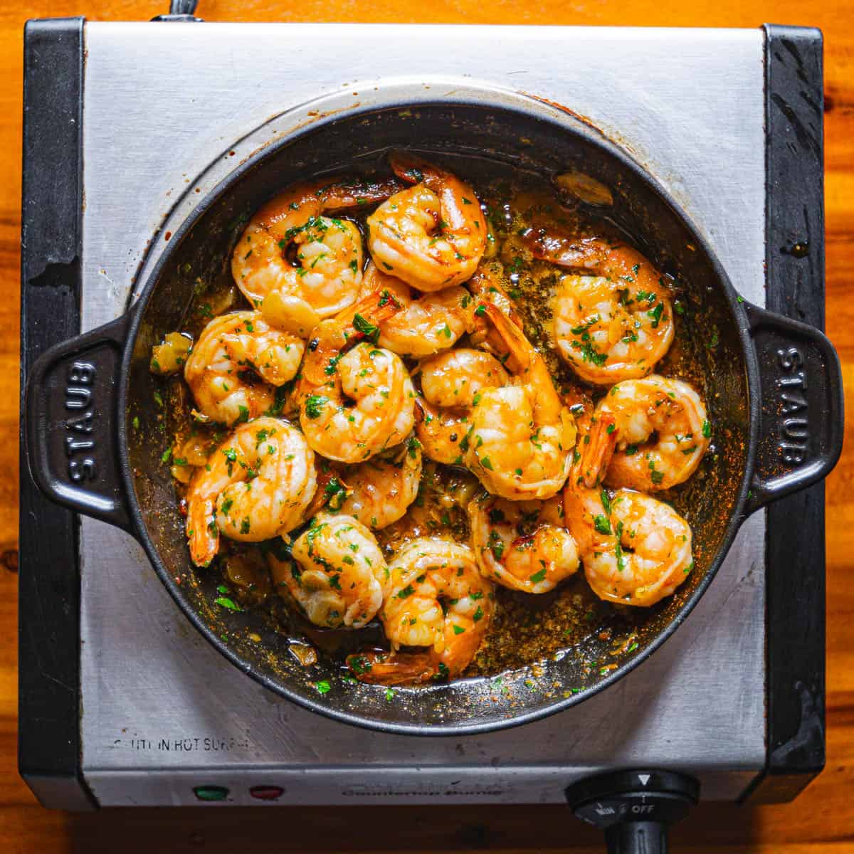  Turn off the heat, then sprinkle fresh chopped parsley and lemon zest over the shrimp.