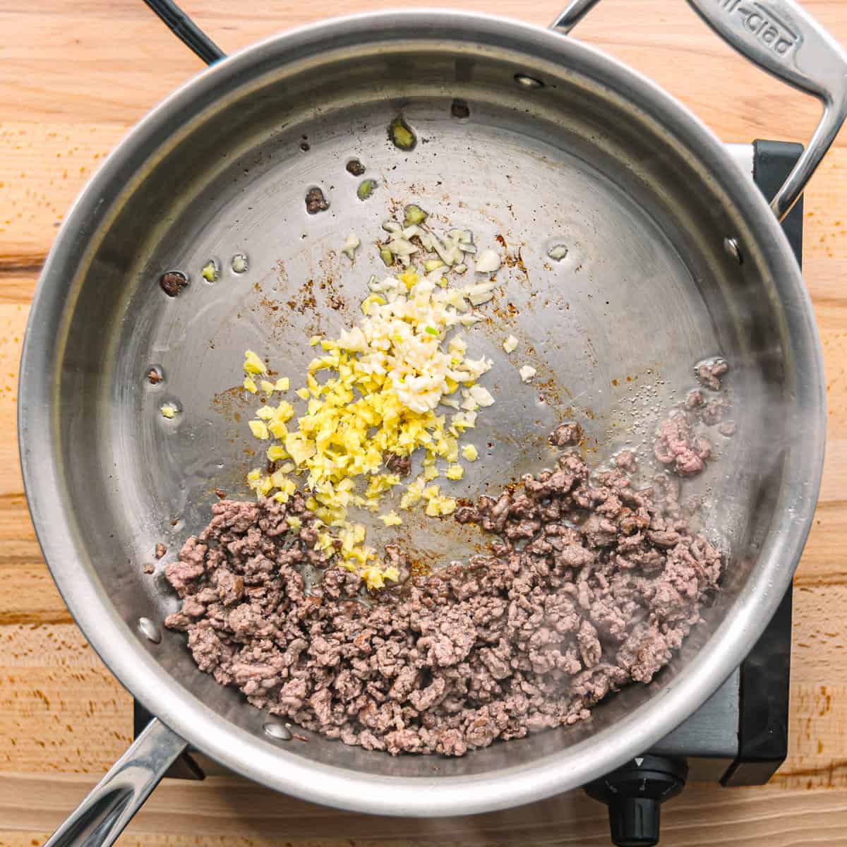 In a skillet heated over medium-high heat, add a bit of oil. Add the ground beef and cook until it's nicely browned. Tilt the pan to drain any excess liquid using clean paper towels.