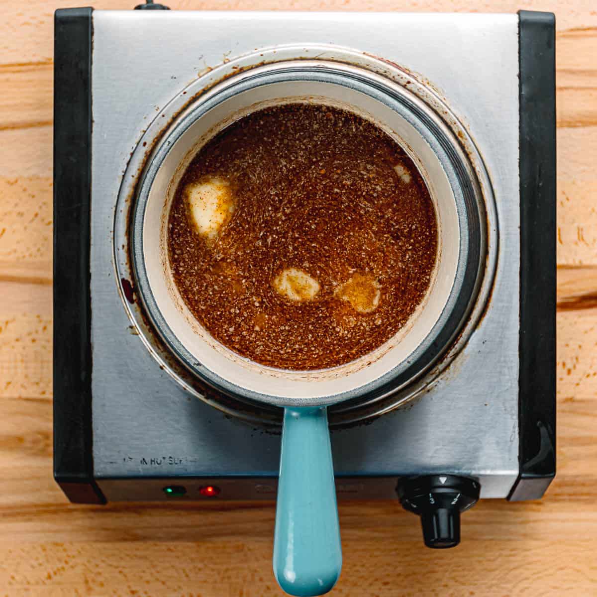 Prepare the sauce – In a saucepan, add butter, orange juice, brown sugar, maple syrup, nutmeg, and cinnamon. Stir the mixture over medium heat until the butter melts, then bring it to a boil. Let it boil for about 3-4 minutes, allowing the sauce to thicken slightly.